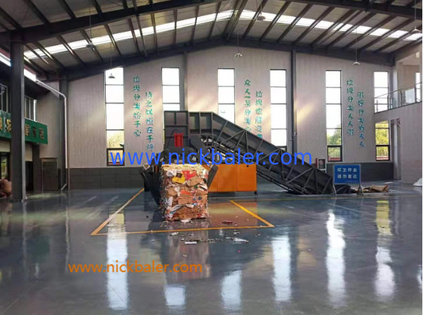 Compression and packaging of waste paper baler  waste books plastic film full automatic baler machine